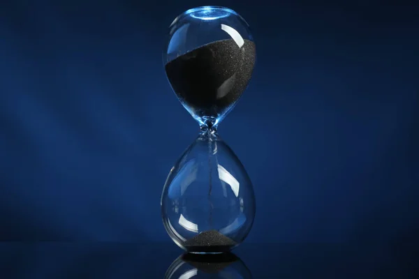 ダークの色の背景上に砂時計。時間管理の概念 — ストック写真