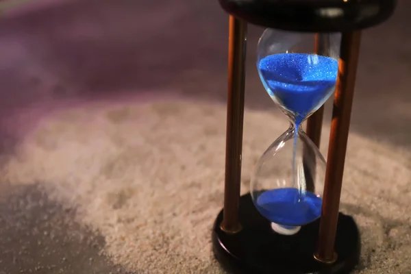 Пісочний годинник на піску. Концепція управління часом — стокове фото