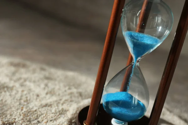 Hourglass di pasir. Konsep manajemen waktu — Stok Foto