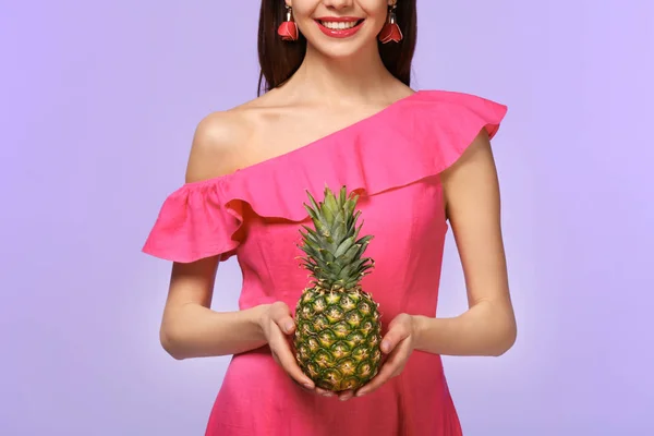 Junge Frau mit Ananas auf farbigem Hintergrund — Stockfoto