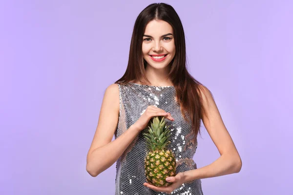 Attractive young woman with pineapple on color background — Stock Photo, Image