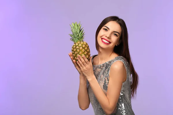 Atractiva joven con piña sobre fondo de color — Foto de Stock