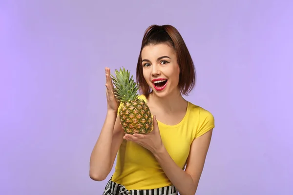 Atrakcyjna, młoda kobieta z ananasem na kolor tła — Zdjęcie stockowe