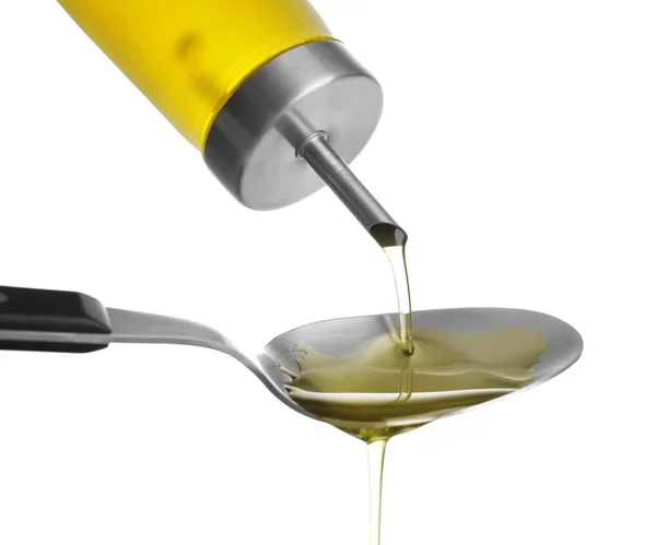Despejo de azeite de garrafa em colher sobre fundo branco — Fotografia de Stock