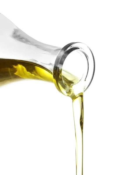 Despejo de azeite de oliva de garrafa sobre fundo branco — Fotografia de Stock