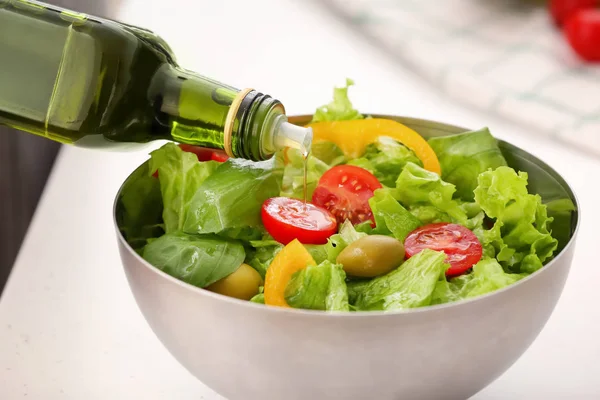 Dressing van vers fruit salade met olijfolie, close-up — Stockfoto
