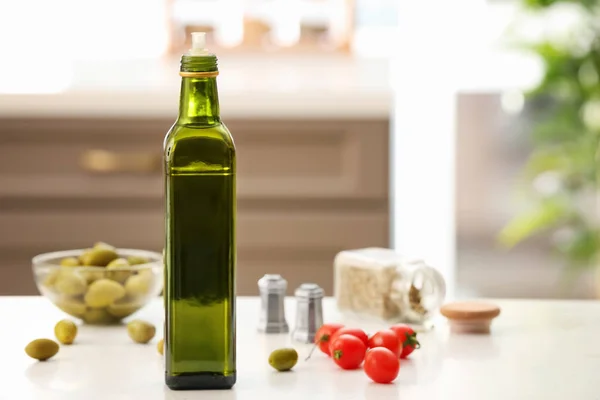 Botella con aceite de oliva sobre mesa — Foto de Stock