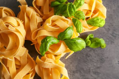 Pişmemiş fettuccine makarna masada