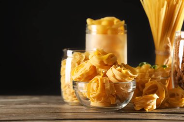 Masada farklı pişmemiş makarna.