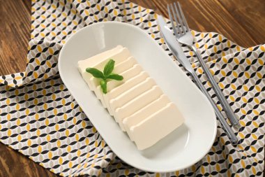 Tablo üzerinde işlenmiş peynir ile plaka