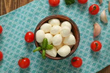 Mozzarella Peynirli cips ve kiraz domates tablo ile kase