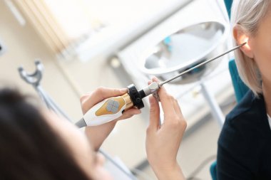 Otolaryngologist Hastanesi KBB teleskop ile kadının kulak incelenmesi