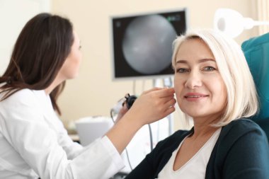 Otolaryngologist'ın ofiste Olgun kadın