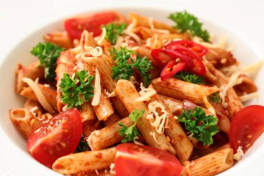Plaka, closeup üzerinde domates soslu lezzetli penne makarna
