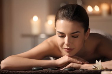 Genç bir kadın kaplıcada dinleniyor.