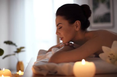 Genç bir kadın kaplıcada dinleniyor.