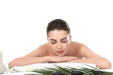 Genç kadın beyaz arka plan üzerinde rahatlatıcı. Kaplıca tedavisi