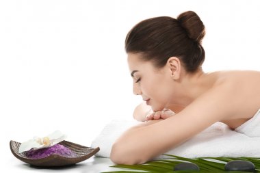 Genç kadın beyaz arka plan üzerinde rahatlatıcı. Kaplıca tedavisi