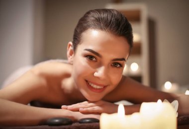 Genç bir kadın kaplıcada dinleniyor.