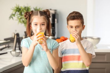 Komik küçük çocuklar evde narenciye suyu içme