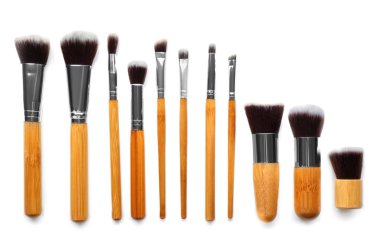 Beyaz arkaplanda kozmetik fırçalar