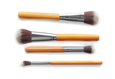 Beyaz arkaplanda kozmetik fırçalar