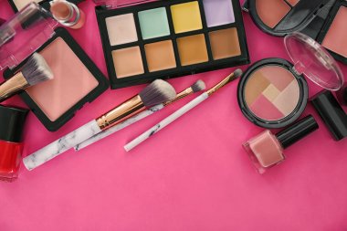 Renk arka plan üzerinde kozmetik ürünleri ile düz yatıyordu kompozisyon
