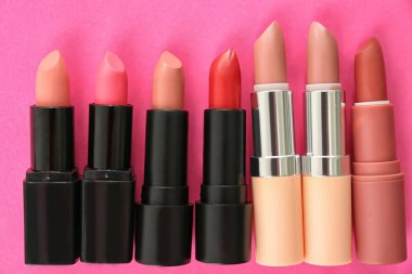 Farklı renk arka plan ruja ile düz yatıyordu kompozisyon. Profesyonel kozmetik