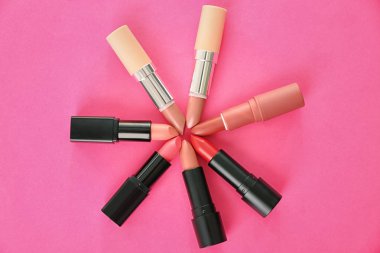 Farklı renk arka plan ruja ile düz yatıyordu kompozisyon. Profesyonel kozmetik
