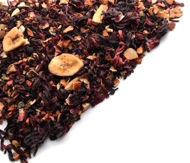 Beyaz arka planda kuru meyve çayı