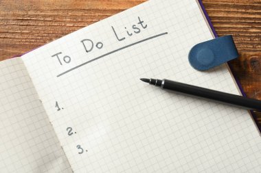 Boş yapılacaklar listesi ve marker ahşap tablo