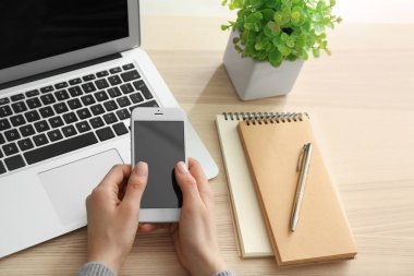 Genç kadın cep telefonu online yemek teslim için kullanma