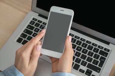 Genç kadın cep telefonu online yemek teslim için kullanma
