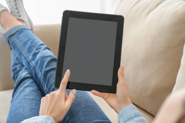 Genç kadın kanepe kapalı dinlenme süre online yemek teslim için tablet bilgisayar kullanma