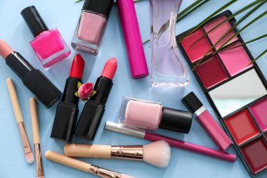 Renkli arka planda dekoratif kozmetik seti