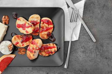 Reçel ve siyah plaka, üstten görünüm üzerinde krem peynir ile kızarmış ekmek