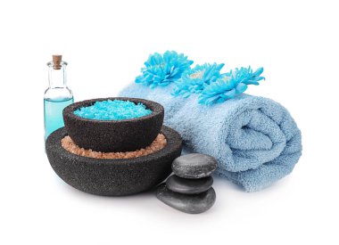 Havlu ve deniz güzel spa kompozisyonu beyaz zemin üzerine tuz