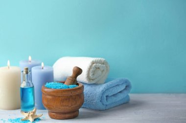 Tablo renkli arka plan üzerinde güzel spa kompozisyon