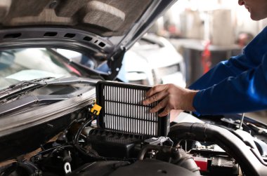 Erkek mekanik Servis Merkezi arabaya incelenmesi