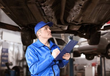 Arabaya servis merkezi inceleyerek pano ile erkek makinist