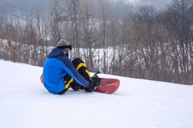 Erkek snowboard kış Resort yamacında