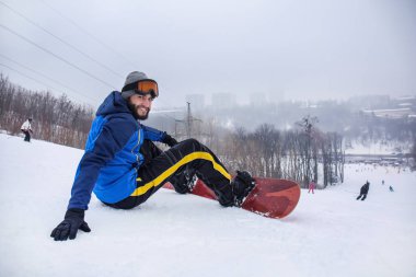 Erkek snowboard kış Resort yamacında