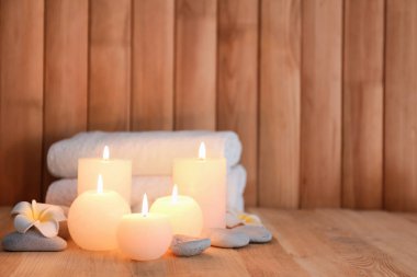Güzel spa ahşap arka plan üzerinde mumlar yanan ayarla
