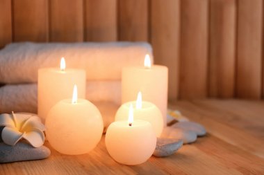 Güzel spa ahşap arka plan üzerinde mumlar yanan ayarla