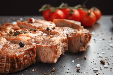 Lezzetli ızgara et ve baharat.