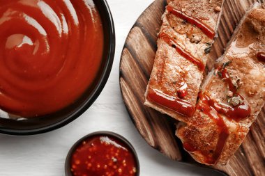 Masada lezzetli ızgara et ve barbekü soslar