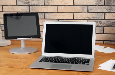 Masada dizüstü ve tablet bilgisayar ile şık işyeri