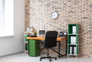 Şık işyeri iç tablo üzerindeki bir laptop ve tablet bilgisayarla