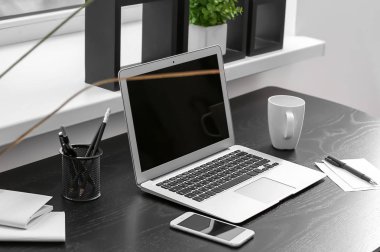 Şık çalışma alanı ile masa üstünde laptop