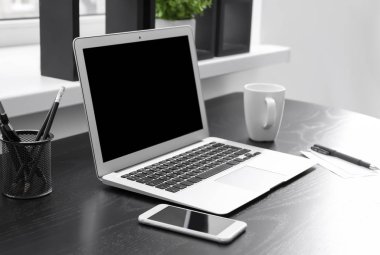 Şık çalışma alanı ile masa üstünde laptop